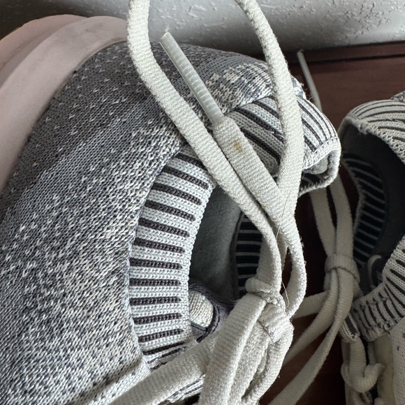 Brooks Gray Pink Levitate 2 Athletic Running Shoe Womens 7.5 Workout Activewear - Picture 5 of 8